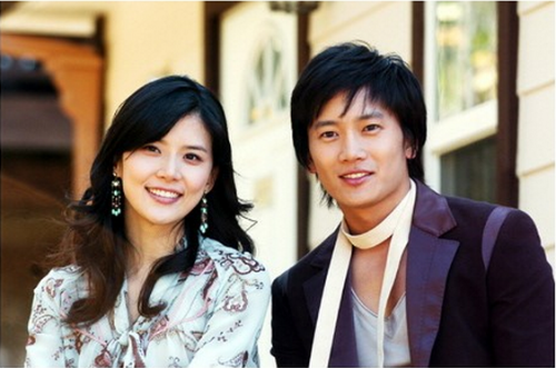 Huyn Woo và Lee Bo Young: Mặc dù không thể yêu Ji Sung do Huyn Woo thủ vai trong phim “Save The last Dance for Me, nhưng Lee Bo Young đã có một Ji Sung thực sự ngoài đời. Cặp đôi trai tài gái sắc này đã gặp nhau trên phim trường năm 2004, và chính thức hẹn hò năm 2007. Cuối tháng 5 vừa qua, cặp sao đã phủ nhận tin đồn sắp cưới, tuy nhiên họ khẳng định tình cảm vẫn mặn nồng sau hơn 5 năm gắn bó.